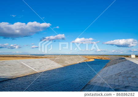 東日本大地震導致堤壩斷裂的坂本川修復。 東日本大地震導致堤壩斷裂的坂本川修復。 86886282