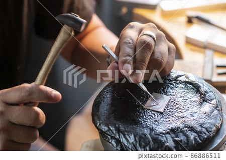 Metal engraving, metal processing, workshop, craftsmanship, craftsmanship, shaving, decorative tools, hand body parts, chisel 86886511