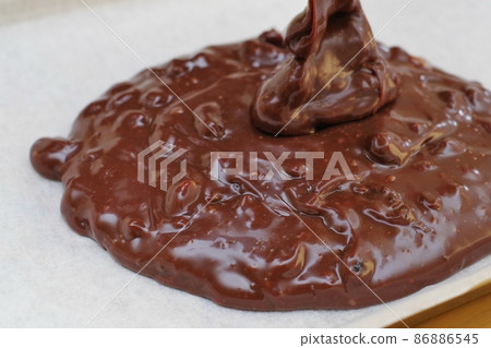 Making chocolate confectionery kneaded with rum raisins Making chocolate confectionery kneaded with rum raisins 86886545