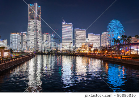 《神奈川縣》橫濱港未來/辦公室燈火通明的夜景 86886810