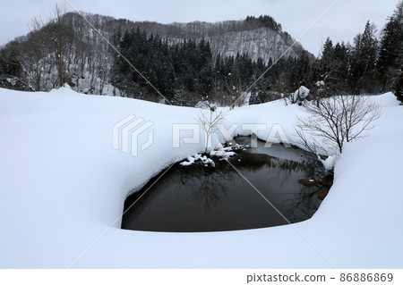 福島縣只見町里山山坡上被雪掩埋的池塘 86886869