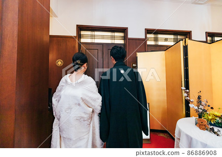 Wedding image: Admission of the bride and groom 86886908