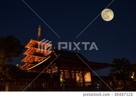《Osaka City》 Japan's oldest government temple, the evening view of Shitennoji Temple and the full moon / 86887128