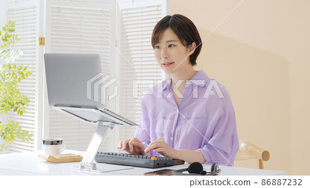 在家工作女性 86887232