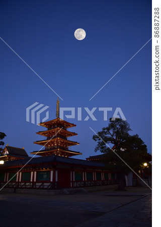 《Osaka City》 Japan's oldest government temple, the evening view of Shitennoji Temple and the full moon / 86887288
