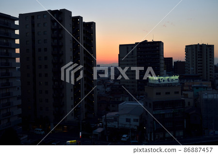 從北浦的夜景看窗外，建築物的輪廓和浦和區常盤的公寓 86887457