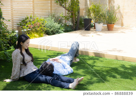 Couple lawn 86888839