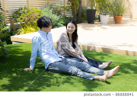 Couple lawn 86888841