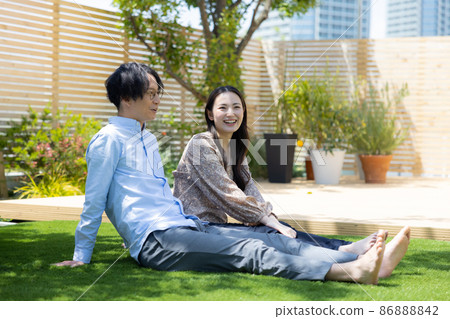 Couple lawn 86888842