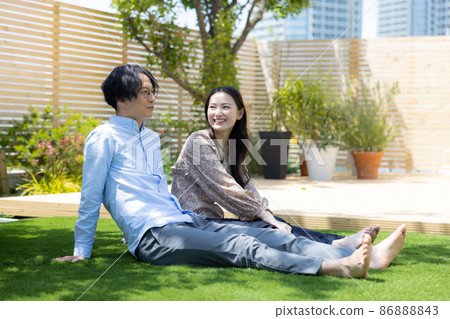 Couple lawn 86888843