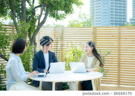 Business meeting outdoors 86889170