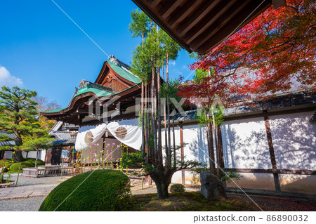 Shikidaigenkan and autumn leaves at Daikakuji Temple in Kyoto 86890032