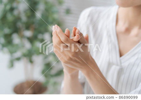 做手部護理的女人 86890099