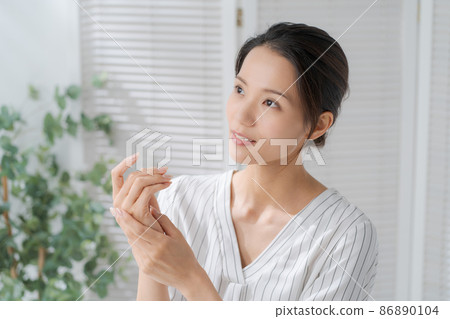 做手部護理的女人 86890104