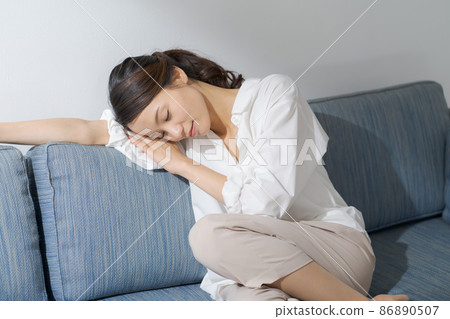 A woman with poor health 86890507