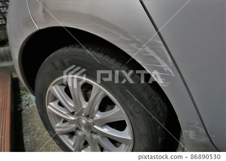 Scratches on the body of the car 86890530