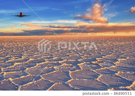 Sunset scenery of Uyuni salt lake in the dry season 86890551