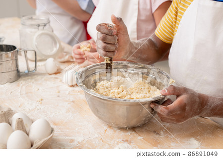 Making Delicious Surprise for Mom 86891049