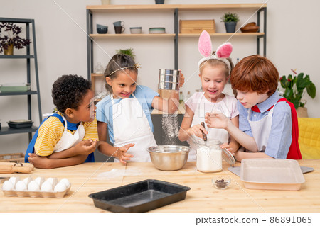 Children making cookies 86891065