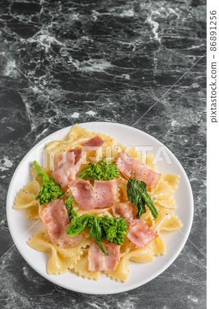 培根和油菜籽意大利面 86891256