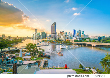 Brisbane city skyline and Brisbane river at twilight 86893319