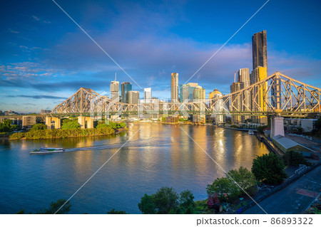 Brisbane city skyline and Brisbane river 86893322