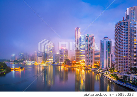 Brisbane city skyline and Brisbane river at twilight 86893328