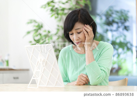 A middle-aged woman in poor health 86893638