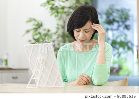 A middle-aged woman in poor health 86893639