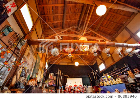 It is the scenery of Jogecho Hinamatsuri. Many Hina dolls are displayed. Please take a look at the castle town. 86893940