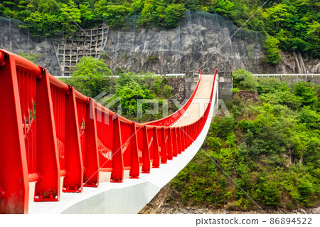 這是八原水壩上的夢鶴橋的風景。這是一座非常美麗的橋樑，與自然和諧相處。廣島 86894522
