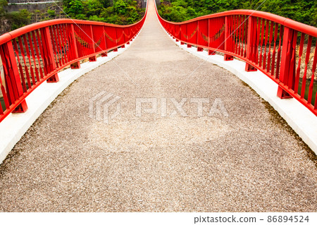 It is the scenery of the Yumetsuri Bridge over the Hattabara Dam. It is a very beautiful bridge in harmony with nature. Hiroshima It is the scenery of the Yumetsuri Bridge over the Hattabara Dam. It is a very beautiful bridge in harmony with nature. Hiroshima 86894524