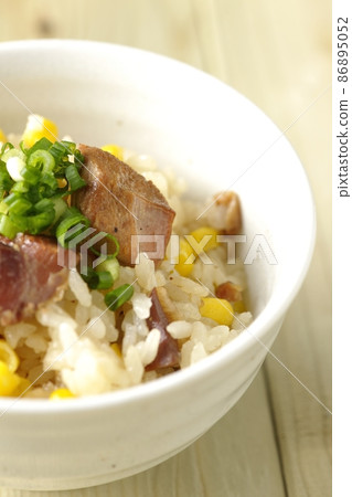 Cooked rice using yakitori and corn 86895052
