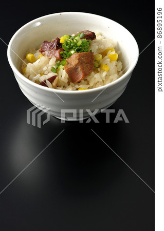 黑色背景中用烤雞肉串和玉米烹製的米飯 黑色背景中用烤雞肉串和玉米烹製的米飯 86895196