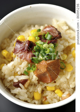 A bird's-eye view of cooked rice using yakitori and corn on a black background A bird's-eye view of cooked rice using yakitori and corn on a black background 86895236