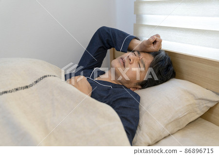 中間人睡在床上皺眉 中間人睡在床上皺眉 86896715