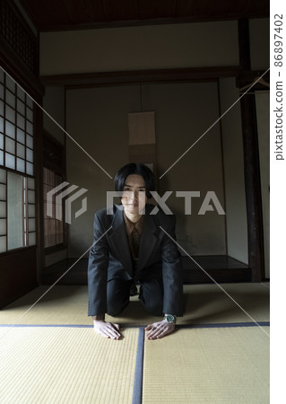 A man giving a wedding greeting 86897402