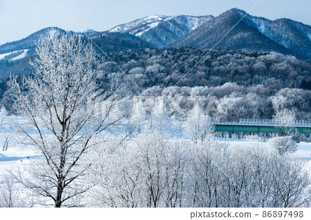 北海道冬季景觀,富良野市霧 北海道冬季景觀,富良野市霧 86897498