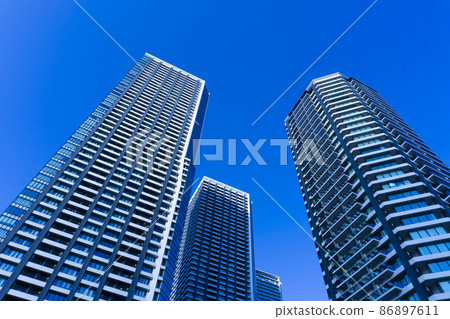 東京高層公寓的外觀和清新的藍天風景_19 86897611