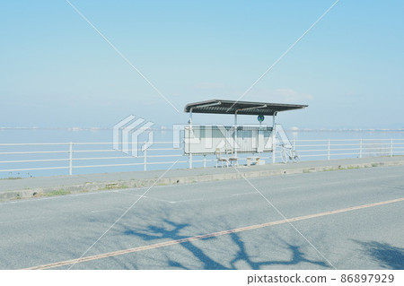 公共汽車站、湖和藍天 86897929