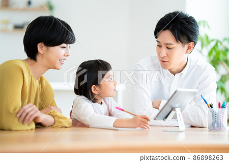 一個孩子一邊看平板電腦一邊學習 86898263