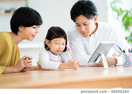 A child studying while looking at a tablet 86898264