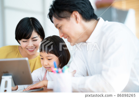 A child studying while looking at a tablet 86898265