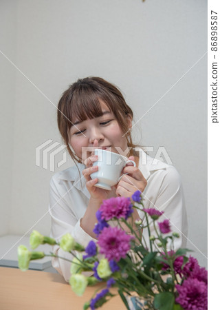 一個女人享受下午茶時間 86898587