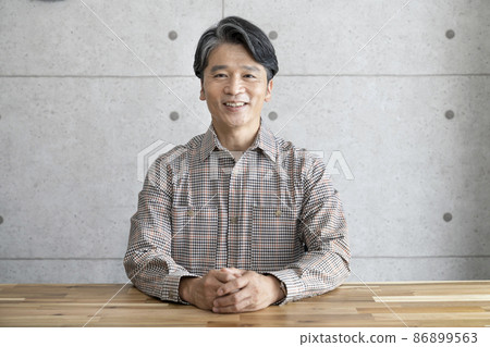 一個 50 多歲的微笑男人看著相機肖像 86899563