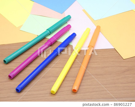 Water-based color pen and randomly placed color drawing paper 86901227