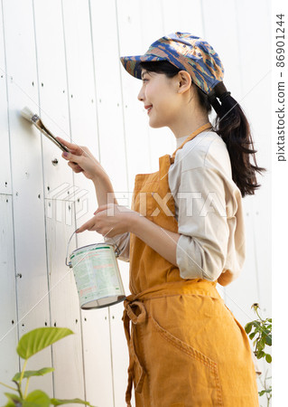 Female painting the wall Female painting the wall 86901244