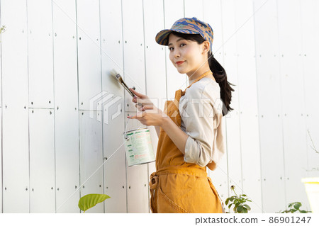 Female painting the wall Female painting the wall 86901247