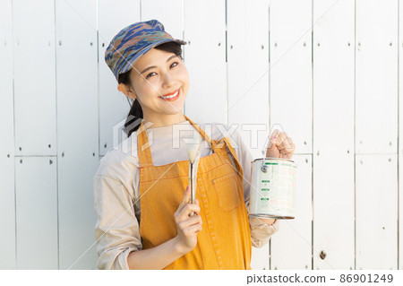 Female painting the wall Female painting the wall 86901249