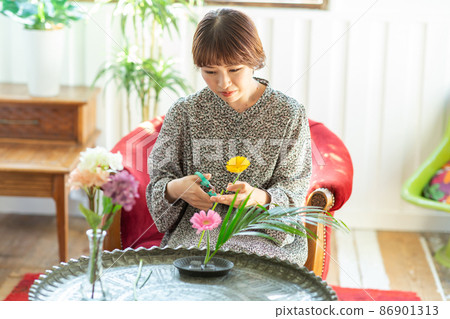 A woman enjoying ikebana 86901313